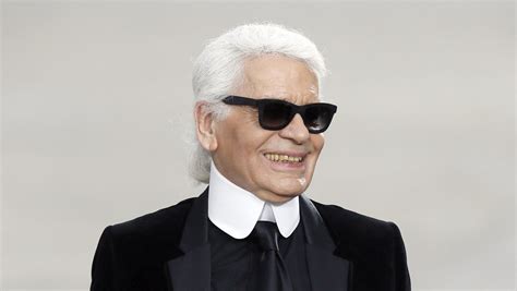 Le couturier et directeur artistique de Chanel, Karl Lagerfeld, est 